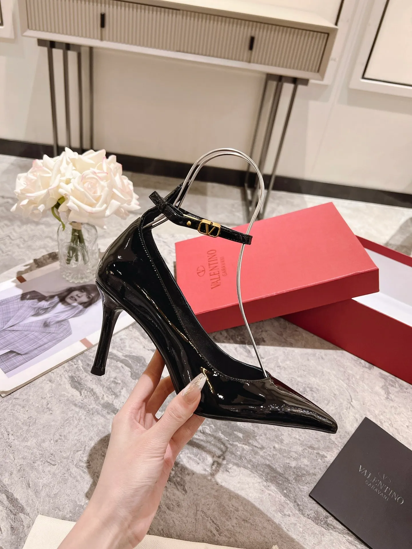 👟👟Ex-factory price 440👟👟 Genuine leather sole +40 Top version 𝑉𝐴𝐿𝐸𝑁𝑇𝐼𝑁𝑂 Valentino new spring and summer women's 6⃣️color patent leather shoes. Unique (small V-label buckle) hardware brings out a full sense of high-end, and the new season will live up to expectations! Worth buying ★ Qipi is absolutely high-grade ❥Original method, absolutely sensual ❥Elegant style, creating a different feeling, simple and elegant style!  Code number: 35-41 (34-42 customized) Fabric: Imported patent leather Lining: Sheepskin lining Heel height: 7cm-10cm2⃣️Various heel height options Leather outsole Rubber outsole